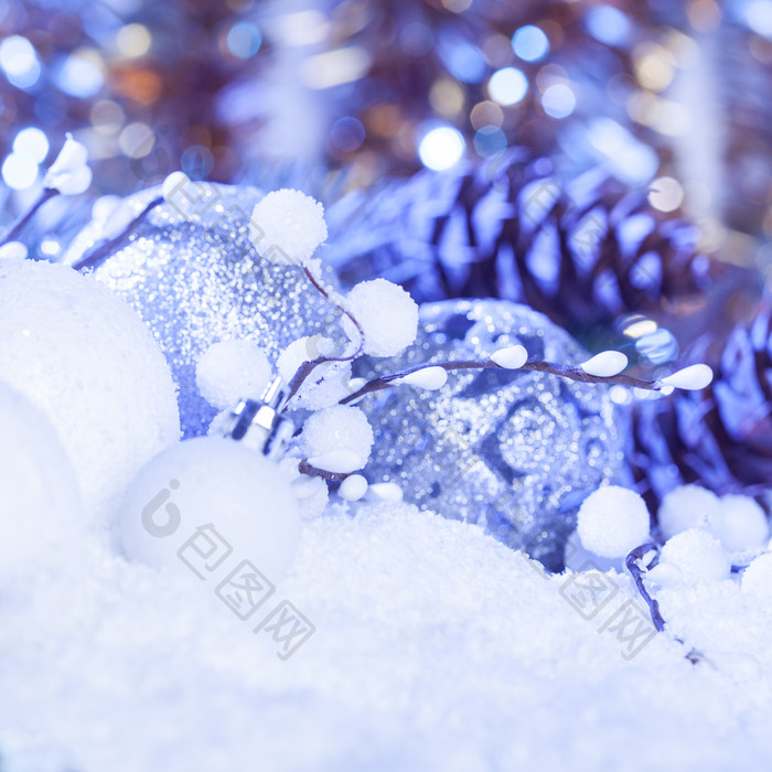 圣诞节紫色松果雪球摄影图