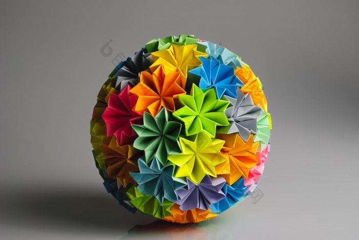 彩色圆球折纸摄影图