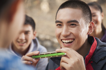 男子吹口哨活跃的<strong>开心</strong>的口琴朋友<strong>年轻人</strong>摄影