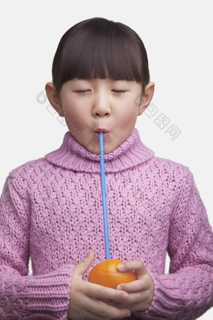 可爱的小女孩齐刘海扎辫子喝橙汁果汁闭眼