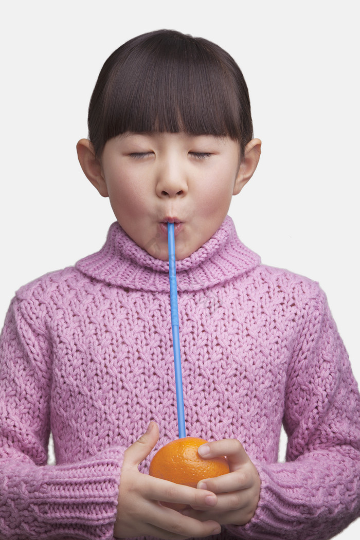 的小女孩齐刘海扎辫子喝橙汁果汁闭眼图片