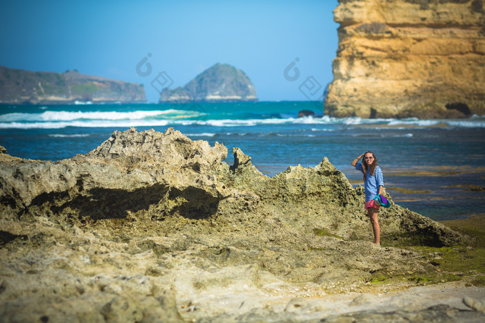 美女海边度假旅行山水自然风景背景摄影图