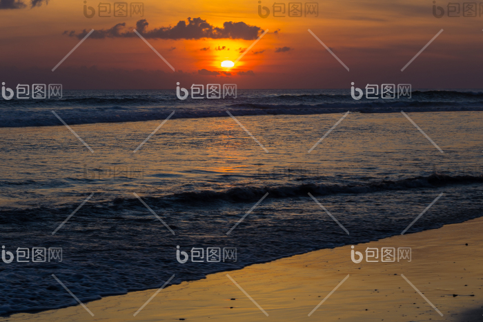 暗色夕阳下的沙滩摄影图图片-包图网