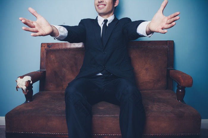 张开怀抱的男人