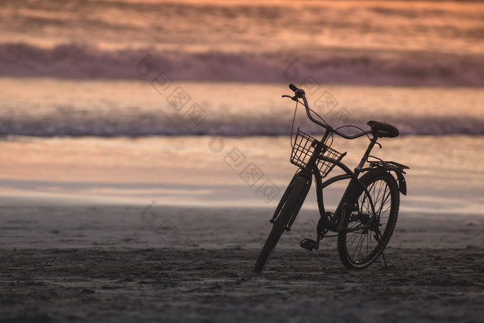 海岸边的自行车摄影图