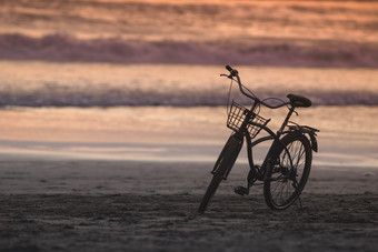 <strong>海岸边</strong>的自行车摄影图