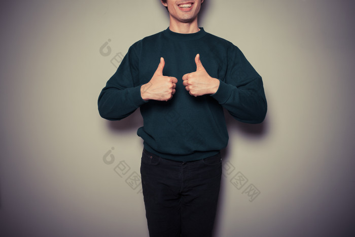 双手点赞的男人