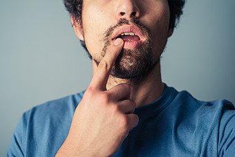 手指嘴巴满脸胡子的男人图片下载