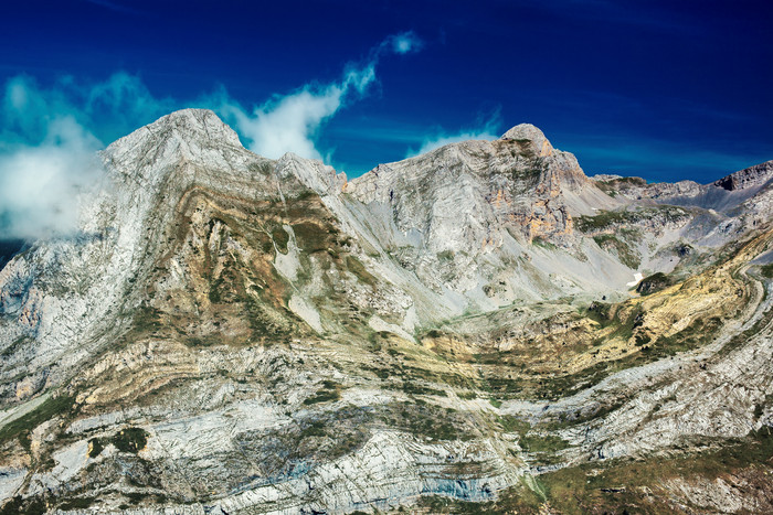 深色调山区的好景摄影图