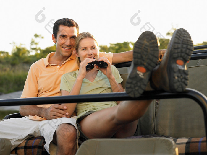 深色调在户外车上的夫妻摄影图