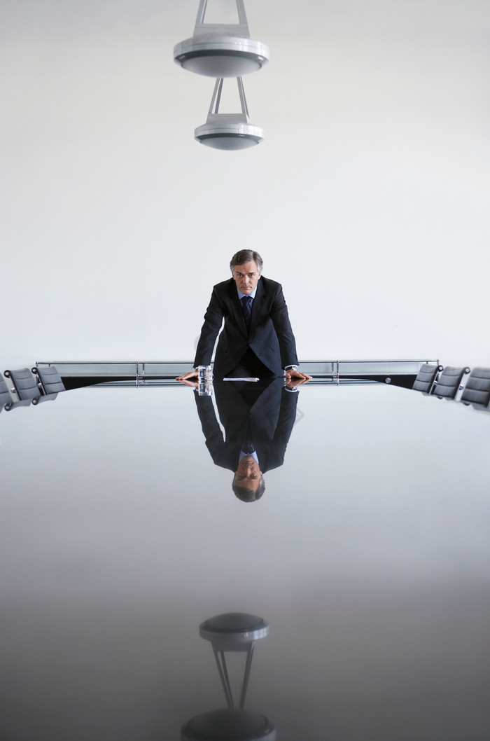 一个人在会议室深思图片