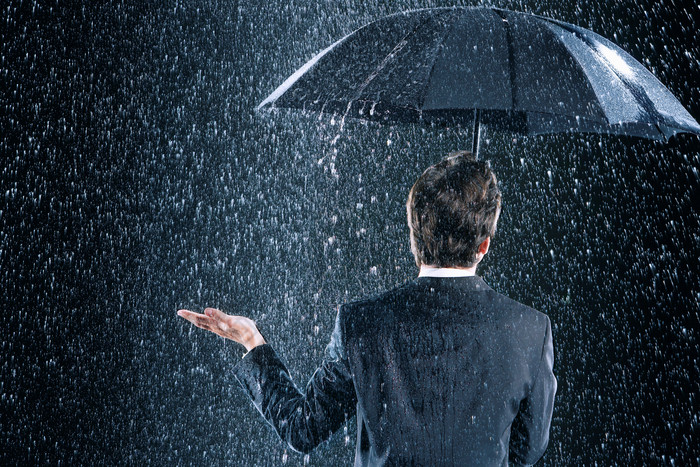 男人下雨撑雨伞图片图片