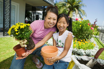 抱着<strong>花盆</strong>的大人和小孩