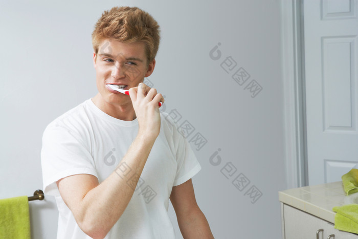简约刷牙的男孩摄影图
