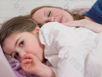 简约风在睡觉的母女摄影图