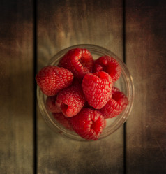 暗色调碗中水果摄影图