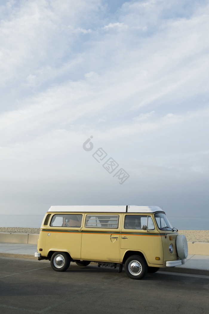 公路行驶的大巴车