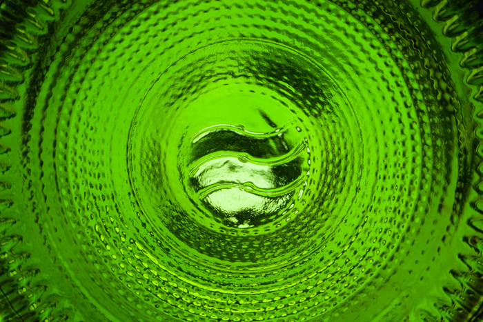 绿色调酒瓶底摄影图
