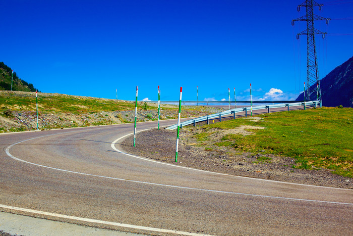 蓝天下的草地和道路