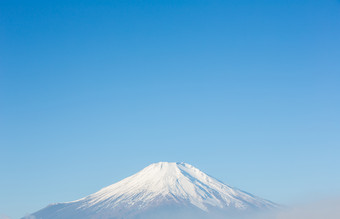 蓝天下的富士山雪山