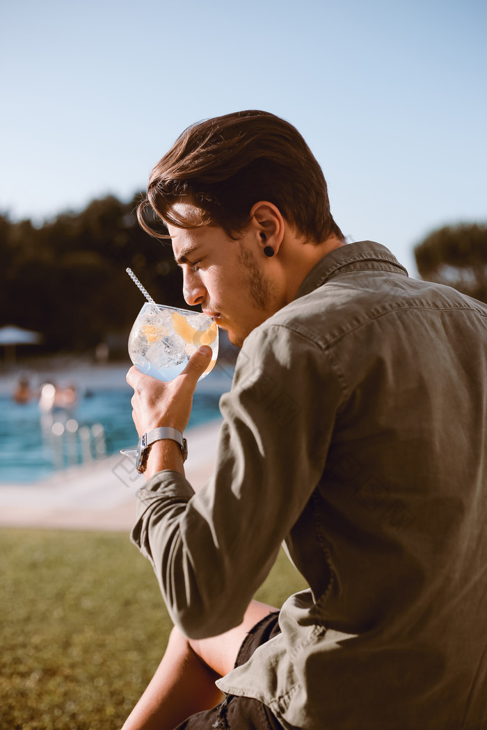 夏天正在喝气泡水的男子