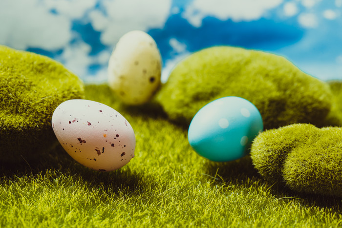 绿色草坪上的复活节彩蛋