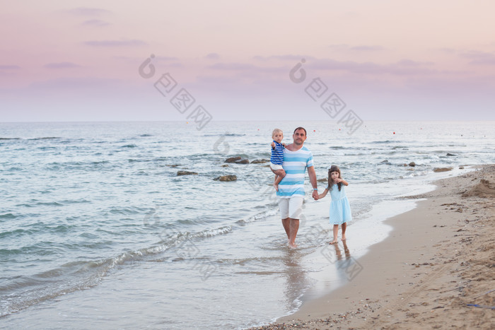 暗色调海边的家人摄影图