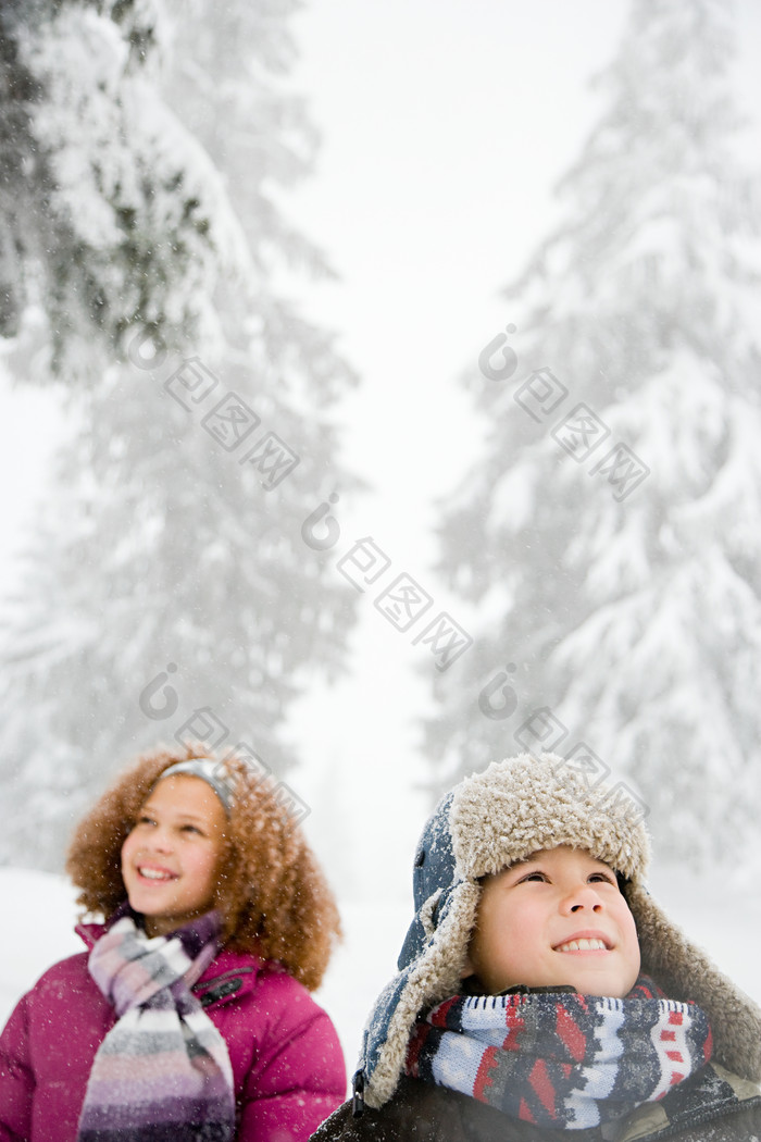 简约雪中的孩子摄影图