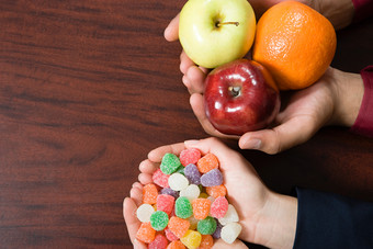 暗色调吃水果的糖摄影图