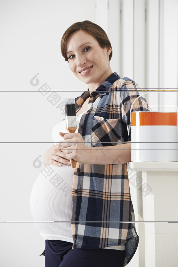 灰色调干活的孕妇摄影图