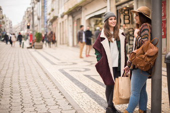 两个年轻女孩站立在街头