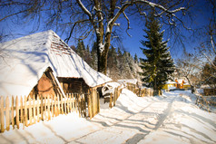 冬日阳光下的雪地小屋