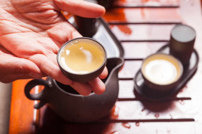 紫砂茶具沏茶摄影图