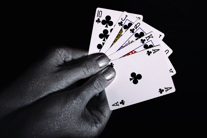 黑白风格玩扑克摄影图