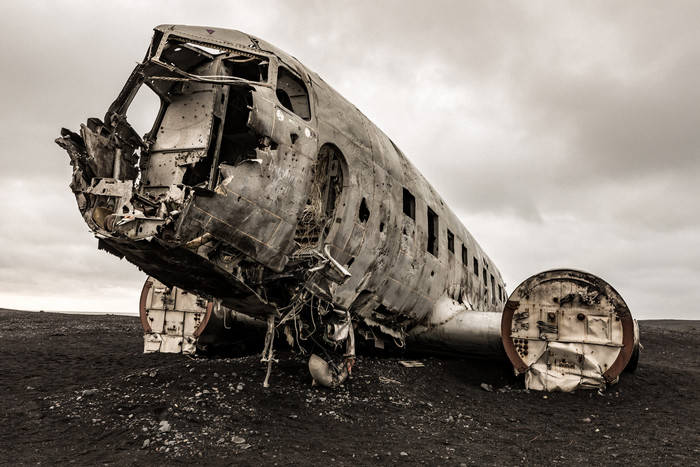 暗色调飞机的残骸摄影图