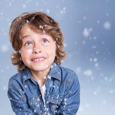 冬天下雪雪花中的小男孩