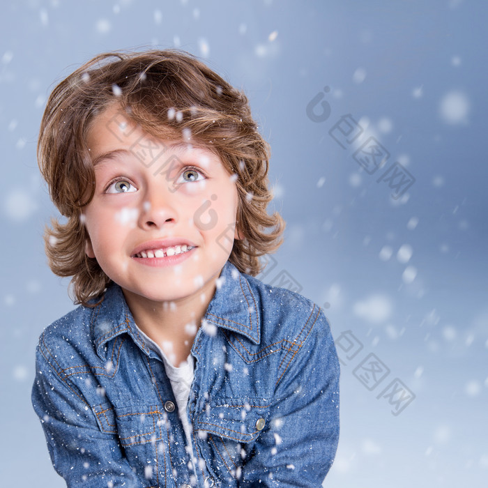 冬天下雪雪花中的小男孩