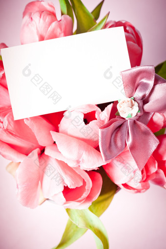 粉色花朵上的卡片