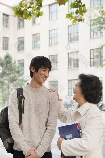 学院教授学生讨论摄影图