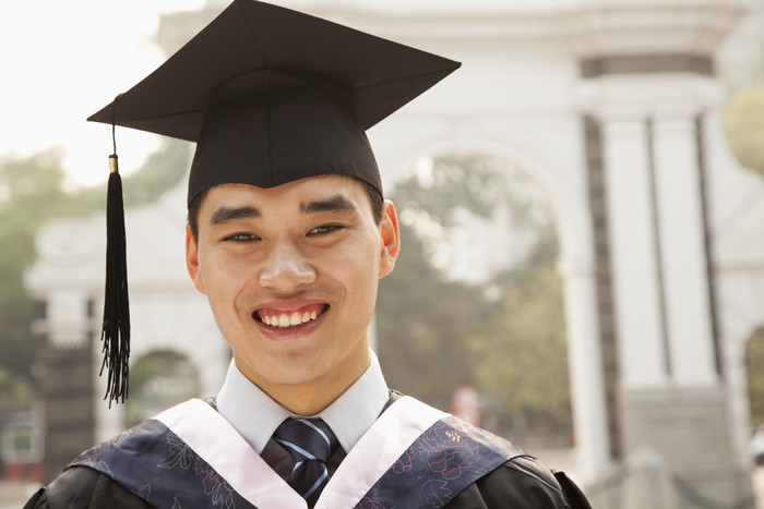 年轻的男人学生学校学士帽毕业微笑摄影图片