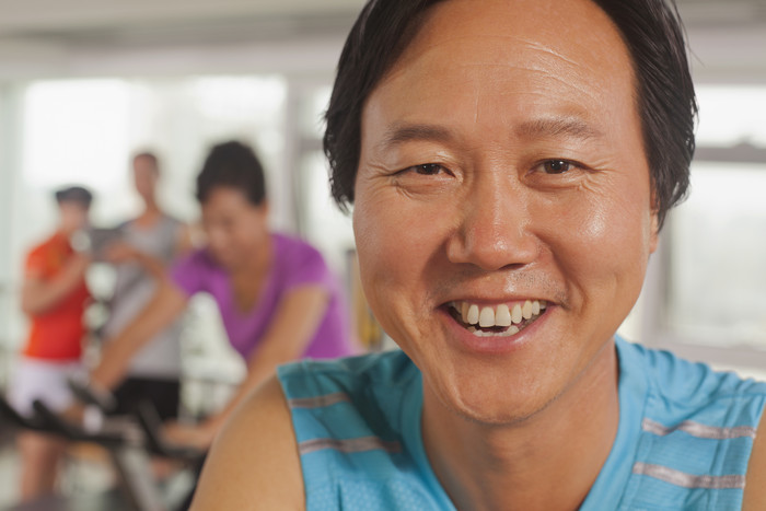 男人成熟的健身锻炼运动微笑开心的摄影图