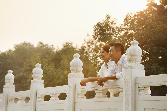 男人女人情侣夫妻桥边早晨白衬衫幸福摄影