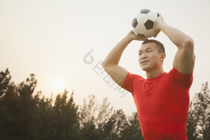头顶球图片-头顶球素材免费下载-包图网