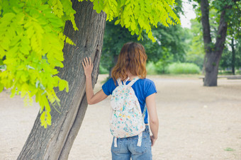 <strong>背包</strong>的<strong>女人</strong>站在树下