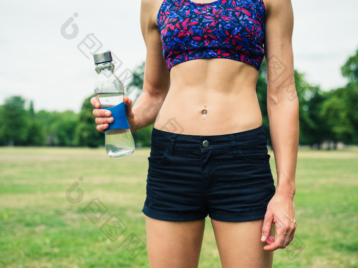 绿色清新喝水的健身女人摄影图