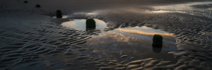 暗色调退潮后的沙滩摄影图