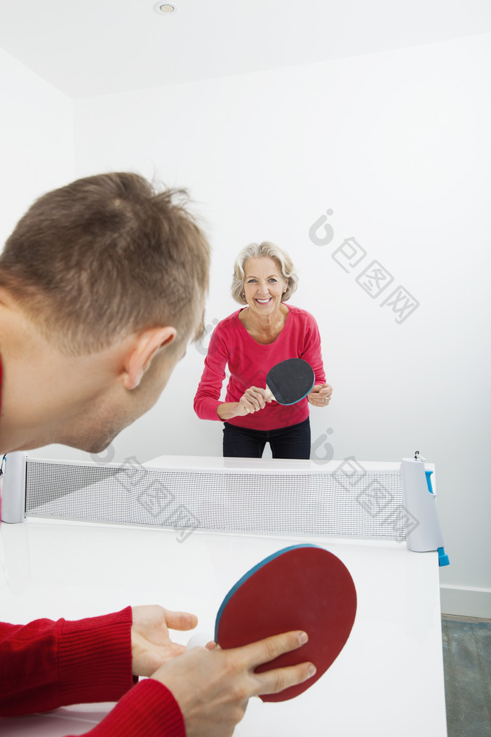 灰色调打乒乓球的老人摄影图