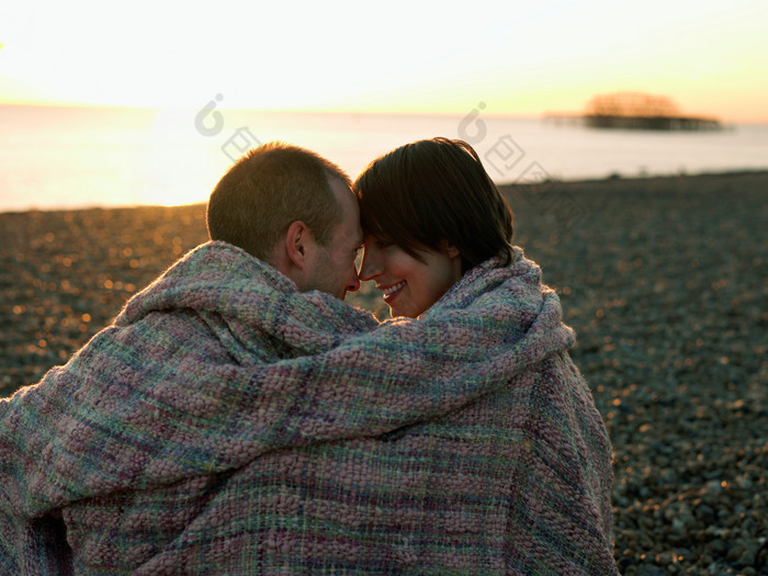 暗色调在海岸的情侣摄影图