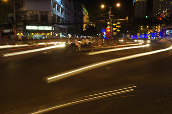 暗色调夜晚的大马路摄影图