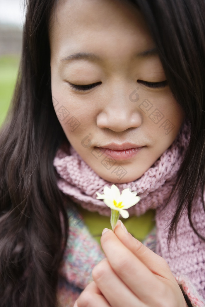 清新拿小花的女孩摄影图